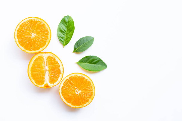 Vysoký vitamín C, šťavnatý a sladký. Čerstvé oranžové plody se zelenou barvou l - Fotografie, Obrázek