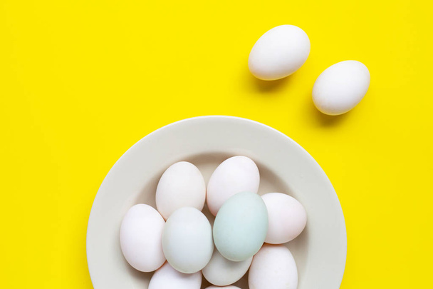Uova bianche su sfondo giallo
.  - Foto, immagini