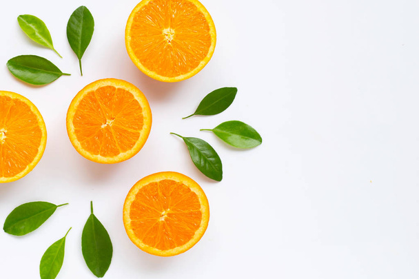 Свіжі апельсинові цитрусові з листям ізольовані на білому фоні
 - Фото, зображення
