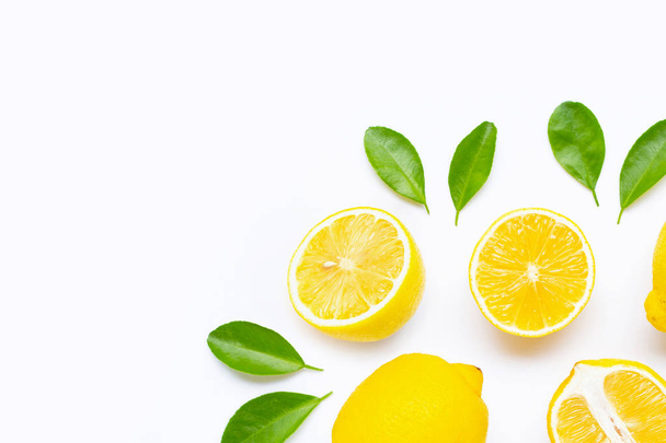 Лимон і скибочки з листям ізольовані на білому
. - Фото, зображення