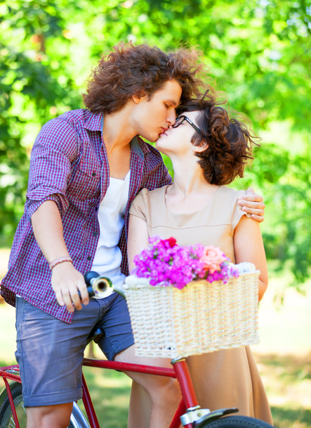 Couple with retro bike in the park - Foto, Imagem
