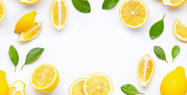 新鮮なレモンとスライスで作られたフレームと葉がwに分離された - 写真・画像