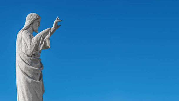 Stendardo con una statua di Gesù Cristo che prega presso la chiesa di No
 - Foto, immagini