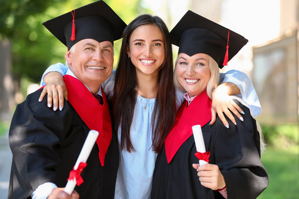 Hija con los padres en su día de graduación
 - Foto, imagen