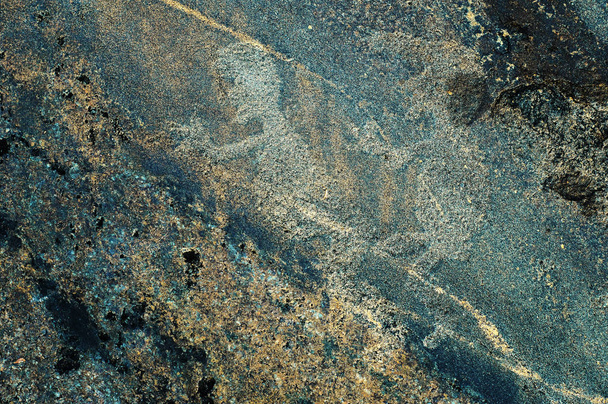 Gravuras antigas petroglifos retratando o homem e uma mulher fazendo sexo
 - Foto, Imagem