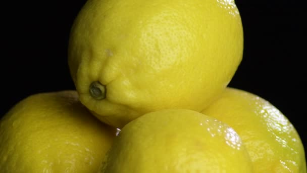 Νωπά λεμόνια gyrating φρούτα σε μαύρο φόντο - Πλάνα, βίντεο