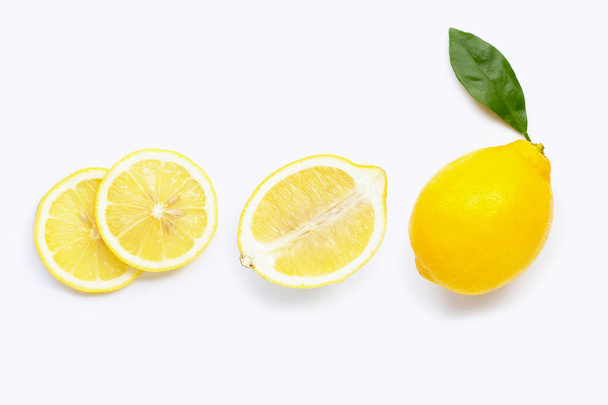 свіжий лимон зі скибочками ізольовані на білому
. - Фото, зображення