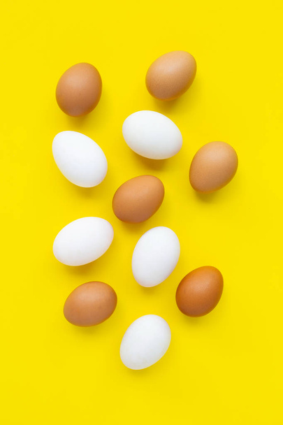 Uova su fondo giallo
.  - Foto, immagini