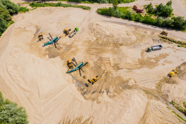 Kum malzeme üreten sandpit ve Fabrika bitki havadan görünümü - Fotoğraf, Görsel