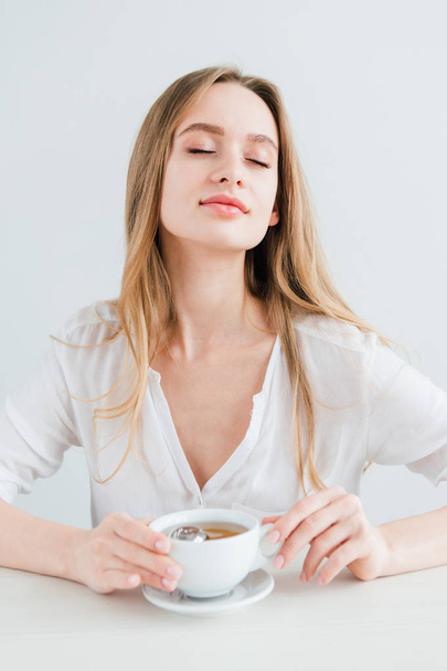 junges schönes Mädchen brüht Tee in einem nützlichen wiederverwendbaren Metallsieb - Foto, Bild