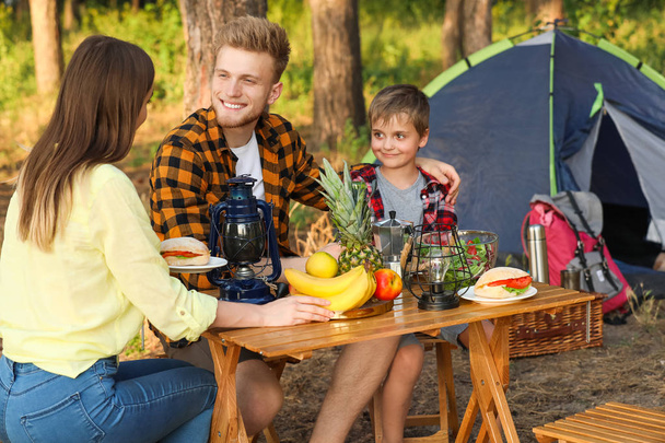 Onnellinen perhe ottaa piknik metsässä
 - Valokuva, kuva
