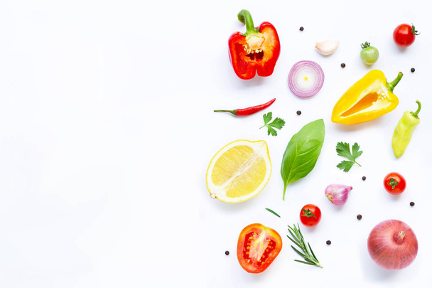 Különböző friss zöldségek és fűszernövények, fehér. Egészséges táplálkozás konc - Fotó, kép
