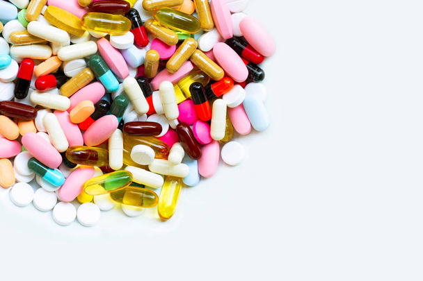 Comprimidos coloridos con cápsulas y pastillas en blanco
 - Foto, imagen