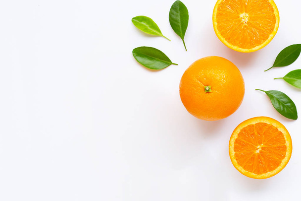 白いバックグルーに分離された葉と新鮮なオレンジ柑橘系の果物 - 写真・画像