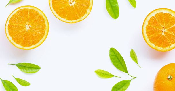 Čerstvé oranžové citrusové plody s listy izolované na bílém backgrou - Fotografie, Obrázek