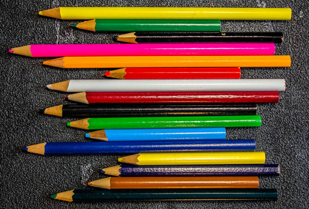 Crayons multicolores pour enfants. Pour dessiner. Vue de dessus sur fond noir, gros plan
 - Photo, image