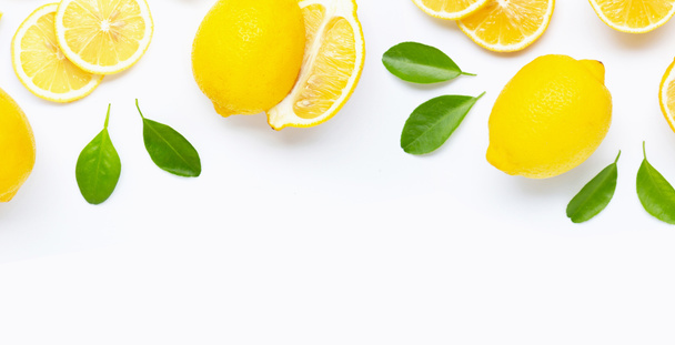 Limão fresco e fatias com folhas isoladas em branco
 - Foto, Imagem
