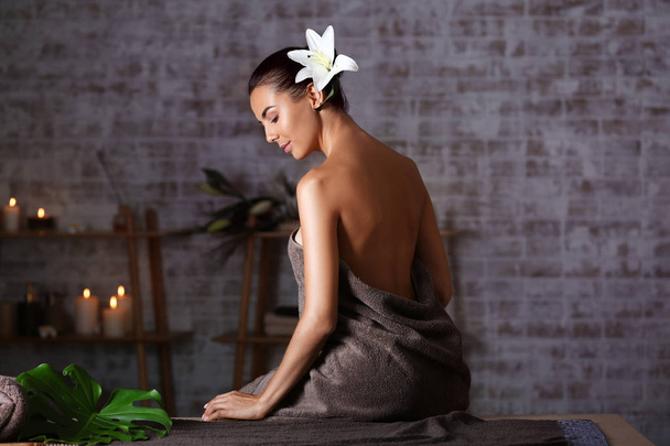 gyönyörű fiatal nő pihentető spa szalon - Fotó, kép