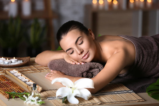 Beautiful young woman relaxing in spa salon - Foto, Imagen