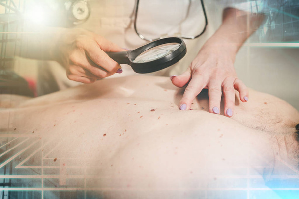 Dermatólogo examinando la piel de un paciente; exposición múltiple
 - Foto, Imagen