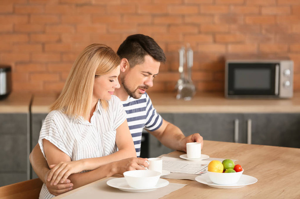 glückliches Paar frühstückt in der Küche - Foto, Bild
