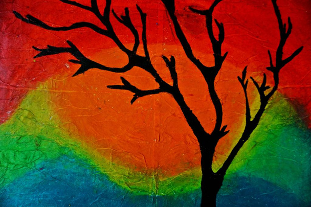 in een olie pastel schilderij een zwarte boom staan met kleurrijke achtergrond - Foto, afbeelding