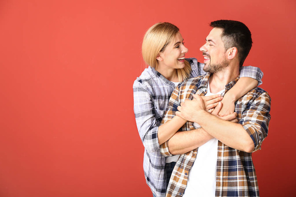 Porträt eines glücklichen verliebten Paares auf farbigem Hintergrund - Foto, Bild