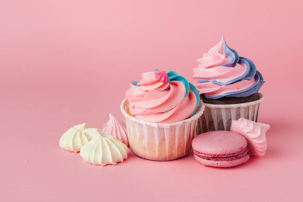 薄いピンクの背景においしいカップケーキクローズアップ - 写真・画像