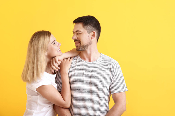Портрет счастливой влюбленной пары на цветном фоне
 - Фото, изображение