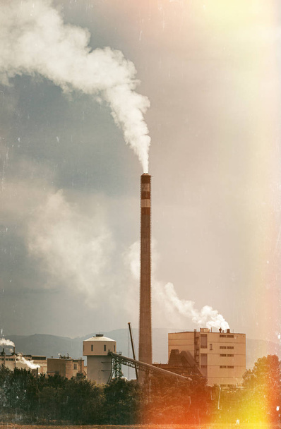 Fumaça industrial da chaminé no céu nublado
 - Foto, Imagem