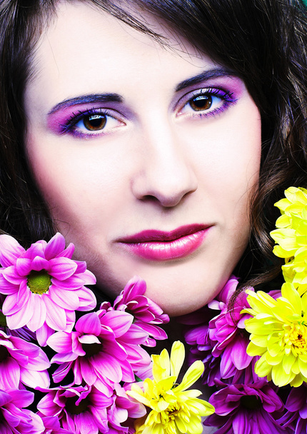 Woman with chrysanthemums - Fotoğraf, Görsel