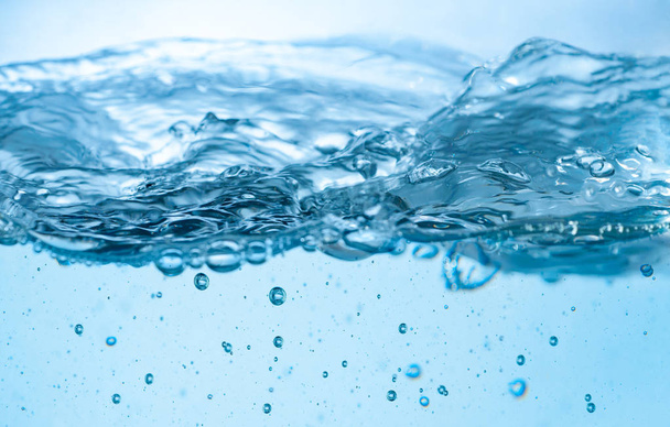 Acqua blu e bolle d'aria su sfondo bianco
 - Foto, immagini