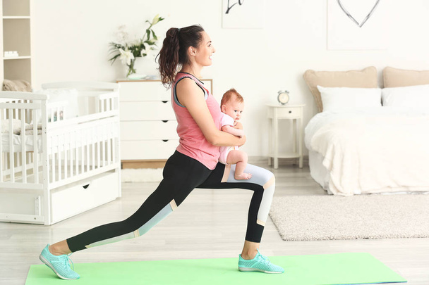 Madre che pratica yoga con il piccolo bambino carino a casa
 - Foto, immagini
