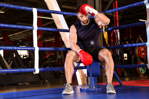 Hombre deportivo sentado en la esquina del ring de boxeo
 - Foto, imagen