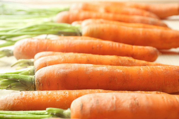 Savoureuse carotte fraîche sur la table, gros plan
 - Photo, image