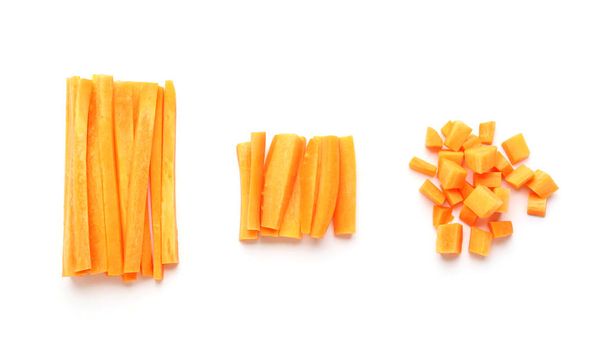Кусочки свежей моркови на белом фоне
 - Фото, изображение