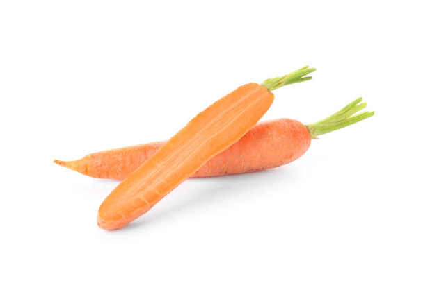 Sabrosa zanahoria fresca sobre fondo blanco
 - Foto, Imagen