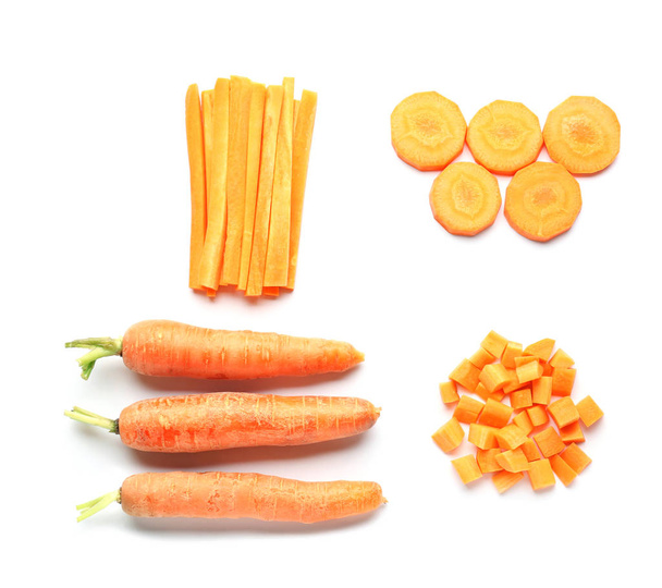 Piezas con zanahoria sobre fondo blanco
 - Foto, Imagen