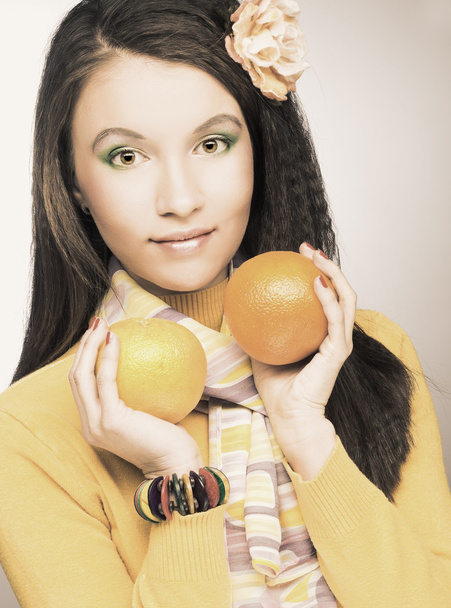 Young woman with fruits - Φωτογραφία, εικόνα