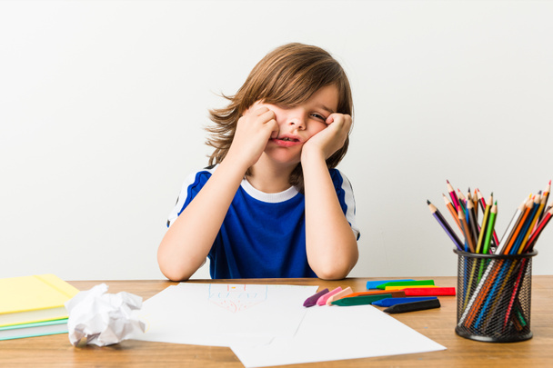 Küçük çocuk resim ve masasında sızlanan ve disconsolately ağlayan ödevleri yapıyor. - Fotoğraf, Görsel