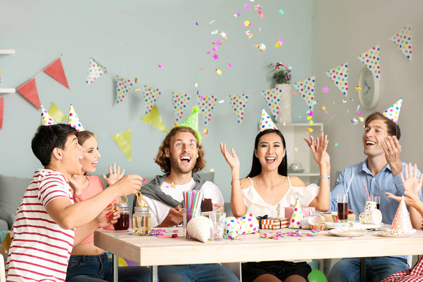 Ομάδα φίλων γιορτάζει τα γενέθλια στο σπίτι - Φωτογραφία, εικόνα