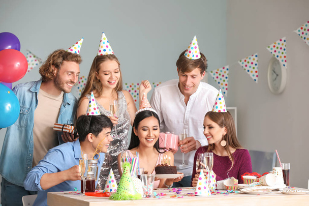 Grupa przyjaciół świętujących urodziny w domu - Zdjęcie, obraz