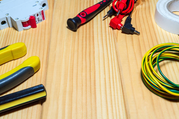 Narzędzia i części zamienne dla elektryków na deskach drewnianych. - Zdjęcie, obraz