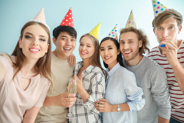 Ομάδα φίλων που παίρνουν selfie κατά τη διάρκεια πάρτι γενεθλίων - Φωτογραφία, εικόνα