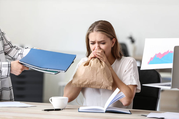Femme ayant une crise de panique sur le lieu de travail
 - Photo, image