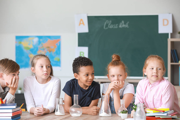 Schattige kleine leerlingen op scheikunde les in klaslokaal - Foto, afbeelding