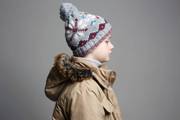 Μοδάτο αγόρι σε χειμωνιάτικα πανωφόρια. παιδί της μόδας - Φωτογραφία, εικόνα