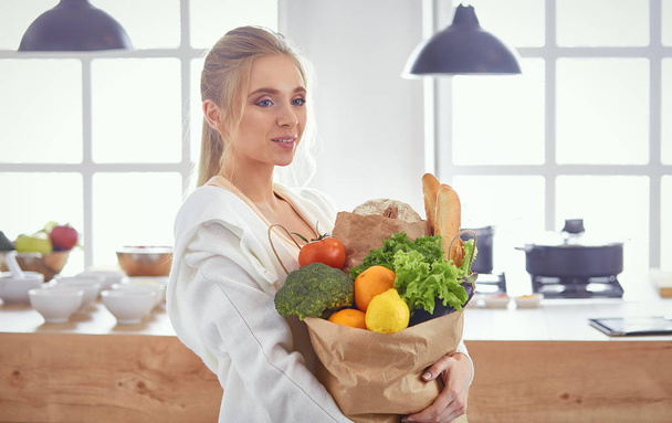 fiatal nő holding zöldség kereshetőségi élelmiszerbolt bevásárlótáska - Fotó, kép