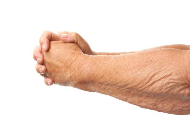 Τα χέρια της γηραημένης γυναίκας σε λευκό φόντο - Φωτογραφία, εικόνα