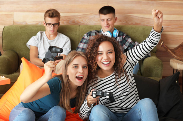 Підлітки грають у відеогру вдома
 - Фото, зображення